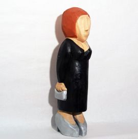 Nora, mit dem Täschli, 2020, Skulptur, Pappel, ca. 55 cm