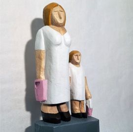 Mutter mit Kind mit Kind, 2020, Skulptur auf Holzsockel, Pappel, ca. 56 cm