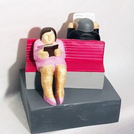 Die rote Bank, 2020, Skulptur auf Holzsockel, Pappel, ca. 28 cm