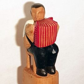 Musikus, der Linkshänder, 2018, Skulptur auf Holzsockel, Ahorn, ca. 62 cm