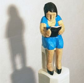 Lisa, mit ihrem Lieblingsbuch, 2019, Skulptur auf Holzsockel, Ahorn, ca. 115 cm