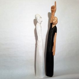 Gusti der weisse Mann, 2017, Skulptur, Ahorn, ca. 50 cm und Der Sterndeuter, 2018, Skulptur, Esche, ca. 74 cm