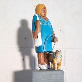 Dame mit Hund, 2020, Skulptur auf Holzsockel, Ulme, ca. 68 cm