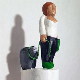 Die Schöne und das Biest (alias Schweinchen), 2019, Skulptur auf Holzsockel, Ahorn, ca 80 cm